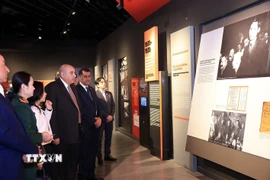 Chủ tịch Hạ viện Jordan Mazen Turki El Qadi tham quan các gian trưng bày tại Bảo tàng Lịch sử Quân sự Việt Nam. (Ảnh: Tuấn Anh/TTXVN)