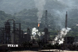 Một nhà máy lọc dầu của Tập đoàn dầu khí quốc gia Venezuela ở Puerto La Cruz, bang Anzoategui, Venezuela. (Ảnh: France24/TTXVN)