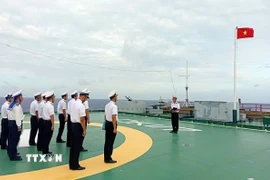 Chính trị viên Trần Văn Đông thực hiện nội dung thông báo chính trị tuần trên Nhà giàn DK1/7. (Ảnh: TTXVN phát)