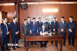 Tổng Bí thư Tô Lâm dâng hương tưởng niệm Tổng Bí thư Lê Hồng Phong. (Ảnh: Thống Nhất/TTXVN)