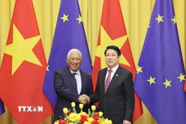 Chủ tịch nước Lương Cường và Chủ tịch Hội đồng châu Âu Antonio Costa dự hội đàm. (Ảnh: Lâm Khánh/TTXVN)