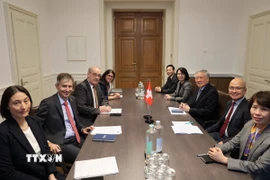 Phó Thủ tướng Thường trực Chính phủ Nguyễn Hoà Bình làm việc với Tổng thống kiêm Bộ trưởng Kinh tế, Giáo dục và Nghiên cứu Thụy Sĩ Guy Parmelin. (Ảnh: Anh Hiển/TTXVN)