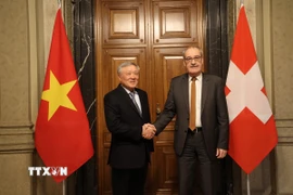 Phó Thủ tướng Thường trực Chính phủ Nguyễn Hòa Bình làm việc với Tổng thống kiêm Bộ trưởng Kinh tế, Giáo dục và Nghiên cứu Thụy Sĩ Guy Parmelin. (Ảnh: Anh Hiển/TTXVN)