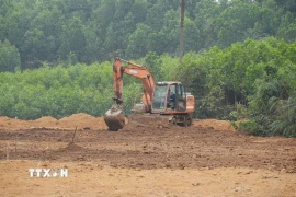 Công ty Cổ phần Luyện kim đen Thái Nguyên san gạt, cải tạo diện tích đất bị ảnh hưởng của sự cố vỡ bờ bao hồ chứa nước, tại xóm Cốc Thị, xã Nam Hòa. (Ảnh: Hoàng Nguyên/TTXVN)