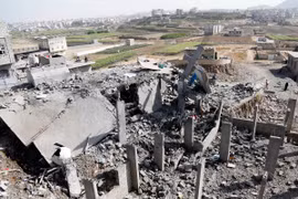 Cảnh tàn phá sau một cuộc không kích tại Sanaa, Yemen. (Ảnh: THX/TTXVN)