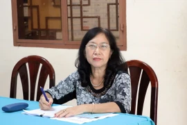 Bà Hồ Huỳnh Tuyết Huệ, Chủ nhiệm Hội đồng tư vấn văn hóa, xã hội của Ủy ban Mặt trận Tổ quốc Việt Nam tỉnh Vĩnh Long trao đổi về bài viết “Thực hành tiết kiệm” của Tổng Bí thư Tô Lâm. (Ảnh: Phạm Minh Tuấn/TTXVN)