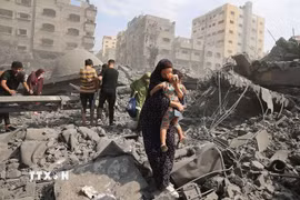 Đống đổ nát sau cuộc không kích của Israel xuống Dải Gaza. (Ảnh: IRNA/TTXVN)