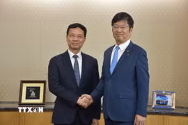 Quốc vụ khanh Bộ Nội vụ và Truyền thông Nhật Bản Adachi Masashi bày tỏ vui mừng được chào đón Bộ trưởng Nguyễn Mạnh Hùng (trái) và đoàn công tác đến thăm Nhật Bản. (Ảnh: Nguyễn Tuyến/TTXVN)