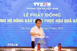 Phó Tổng Giám đốc TTXVN Nguyễn Tuấn Hùng ủng hộ đồng bào khắc phục hậu quả bão lũ. (Ảnh: Tuấn Anh/TTXVN)