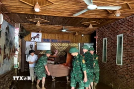 Cán bộ, chiến sỹ Bộ Chỉ huy Quân sự tỉnh Tuyên Quang giúp bà con nhân dân trên địa bàn phường Hà Giang 1 và Hà Giang 2 di chuyển đồ đạc, tài sản bị ngập lũ. (Ảnh: Minh Tâm/TTXVN)