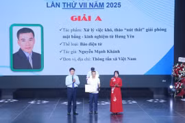 Tác giả Nguyễn Mạnh Khánh (TTXVN) nhận giải A. (Ảnh: TTXVN phát)