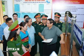 Thủ tướng Phạm Minh Chính kiểm tra chất lượng phục vụ người dân của Trung tâm Phục vụ hành chính công xã Bát Mọt, tỉnh Thanh Hóa. (Ảnh: Dương Giang/TTXVN)