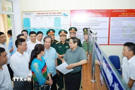 Thủ tướng Phạm Minh Chính kiểm tra chất lượng phục vụ người dân của Trung tâm Phục vụ hành chính công xã Bát Mọt, tỉnh Thanh Hóa. (Ảnh: Dương Giang/TTXVN)