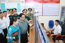 Thủ tướng Phạm Minh Chính kiểm tra chất lượng phục vụ người dân của Trung tâm Phục vụ hành chính công xã Bát Mọt, tỉnh Thanh Hóa. (Ảnh: Dương Giang/TTXVN)