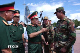 Thượng tướng Hoàng Xuân Chiến, Thứ trưởng Bộ Quốc phòng kiểm tra trang thiết bị quân dụng của Lực lượng Biên phòng Campuchia phục vụ cho Chương trình Giao lưu hữu nghị quốc phòng biên giới 2 nước. (Ảnh: Minh Phú/TTXVN)