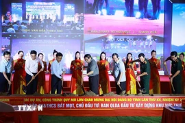 Thủ tướng Phạm Minh Chính và các đại biểu khởi công Dự án Trường nội trú liên cấp Tiểu học và Trung học cơ sở Bát Mọt tại điểm cầu xã Bát Mọt. (Ảnh: Dương Giang/TTXVN)