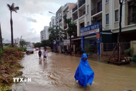Mưa lớn gây ngập tuyến đường phường Bãi Cháy, tỉnh Quảng Ninh. (Ảnh: Hùng Hiếu/TTXVN phát)
