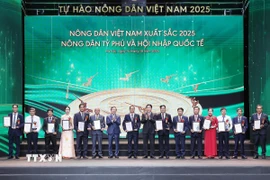 Chủ tịch nước Lương Cường và Chủ tịch Hội Nông dân Việt Nam Lương Quốc Đoàn trao Danh hiệu Nông dân Việt Nam xuất sắc năm 2025. (Ảnh: Lâm Khánh/TTXVN)