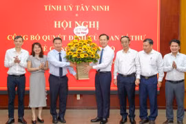 Thứ trưởng Bộ Tư pháp Nguyễn Thanh Ngọc (thứ 3, trái) chúc mừng ông Đoàn Trung Kiên (thứ 4, phải) nhận nhiệm vụ mới. (Ảnh: Giang Phương/TTXVN)