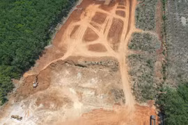 Ông L.Q.H, có hành vi làm biến dạng gần 1ha đất. (Ảnh: Đậu Tất Thành/TTXVN)