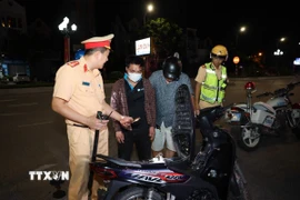 Đối tượng Trần Văn Trưởng (thứ 2 từ trái sang) sinh năm 1996, thường trú tại xã Tân Hưng, tỉnh Hưng Yên bị lực lượng chức năng bắt giữ. (Ảnh: TTXVN phát)