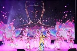 Các tiết mục đặc sắc trong chương trình nghệ thuật “Vu Lan-Đạo hiếu & Dân tộc.' (Ảnh: Minh Đức/TTXVN)