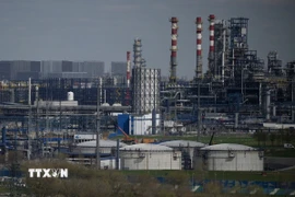 Nhà máy lọc dầu của công ty Gazprom ở ngoại ô Moskva, Nga. (Ảnh: AFP/TTXVN)