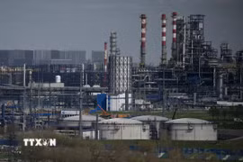 Nhà máy lọc dầu của công ty Gazprom ở ngoại ô Moskva, Nga. (Ảnh: AFP/TTXVN)