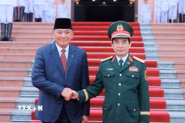 Đại tướng, Bộ trưởng Bộ Quốc phòng Phan Văn Giang và Bộ trưởng Bộ Quốc phòng Indonesia Sjafrie Sjamsoeddin tại lễ đón. (Ảnh: An Đăng/TTXVN)