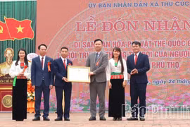 Lãnh đạo Cục Di sản văn hóa trao Quyết định của Bộ Văn hóa, Thể thao và Du lịch về việc đưa Lễ hội Tết Doi của người Mường xã Thu Cúc vào Danh mục Di sản Văn hóa Phi vật thể Quốc gia cho lãnh đạo xã. (Nguồn: Báo Phú Thọ)