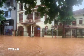 Nhiều tuyến đường ở thành phố Yên Bái bị ngập sâu ngày 25/6. (Ảnh: TTXVN phát)