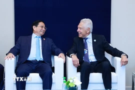 Thủ tướng Phạm Minh Chính gặp Chủ tịch lâm thời WEF Peter Brabeck-Letmathe. (Ảnh: Dương Giang/TTXVN)