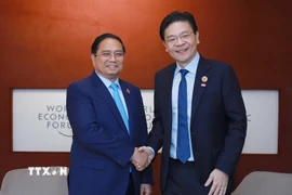 Thủ tướng Phạm Minh Chính gặp Thủ tướng Singapore Lawrence Wong. (Ảnh: Dương Giang/TTXVN)