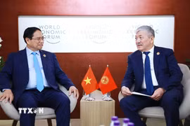 Thủ tướng Phạm Minh Chính gặp Thủ tướng Kyrgyzstan Adylbek Kasimalyev. (Ảnh: Dương Giang/TTXVN)