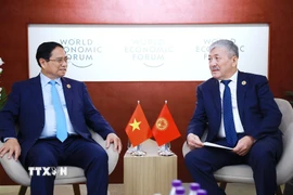 Thủ tướng Phạm Minh Chính gặp Thủ tướng Kyrgyzstan Adylbek Kasimalyev. (Ảnh: Dương Giang/TTXVN)