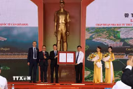 Đại diện lãnh đạo Ủy ban Nhân dân Thành phố Hồ Chí Minh trao quyết định chấp thuận đầu tư dự án Cảng trung chuyển quốc tế Cần Giờ cho Liên danh nhà đầu tư. (Ảnh: Hồng Đạt/TTXVN)