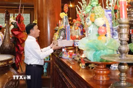 Thường trực Ban Bí thư Trần Cẩm Tú dâng hương tại Khu Di tích Quốc gia đặc biệt Kim Liên, tỉnh Nghệ An. (Ảnh: Phương Hoa/TTXVN)