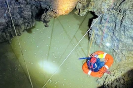 Việc tìm kiếm cứu nạn đã được thực hiện bằng nhiều phương án, biện pháp nhưng không thể tiếp tục do các yếu tố nguy hiểm, đe dọa trực tiếp đến an toàn của lực lượng cứu hộ. (Ảnh: TTXVN phát)