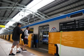 Người dân lên tàu metro ở ga Văn Thánh, quận Bình Thạnh. (Ảnh: Hồng Đạt/TTXVN)