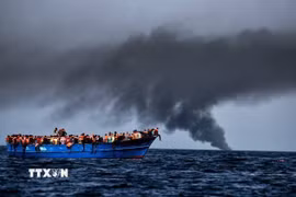 Người di cư chờ được giải cứu trên Địa Trung Hải, ngoài khơi bờ biển Libya. (Ảnh: Getty Images/TTXVN)