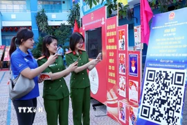 Cử tri trẻ Thành phố Hồ Chí Minh quét mã QR để tham gia cuộc thi tìm hiểu về Luật Bầu cử trực tuyến. (Ảnh: Xuân Khu/TTXVN)