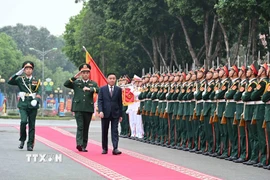 Thường trực Ban Bí thư Trần Cẩm Tú duyệt đội danh dự. (Ảnh: Phương Hoa/TTXVN)