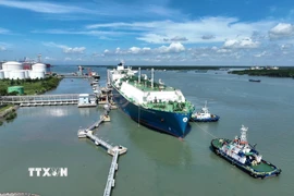 Tàu vận chuyển LNG cập cảng tại kho LNG Thị Vải. (Ảnh: TTXVN phát)