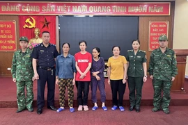 Nhóm đối tượng vận chuyển trái phép 30 vạn nhân dân tệ qua biên giới. (Ảnh: TTXVN phát)