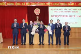 Bí thư Tỉnh ủy Nguyễn Doãn Anh và các Phó Bí thư Tỉnh ủy, Phó Chủ tịch Thường trực HĐND tỉnh tặng hoa chúc mừng ông Lê Quang Hùng và ông Cao Văn Cường được HĐND tỉnh bầu giữ chức Phó Chủ tịch UBND tỉnh, nhiệm kỳ 2021-2026. (Ảnh: TTXVN phát)