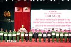 Đại tướng Lương Tam Quang, Bộ trưởng Bộ Công an trao Bằng khen cho các cá nhân và tập thể có thành tích xuất sắc. (Ảnh: Phạm Kiên/TTXVN)