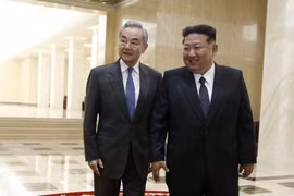Nhà lãnh đạo Triều Tiên Kim Jong Un tiếp Bộ trưởng Ngoại giao Trung Quốc Vương Nghị (trái). (Nguồn: Xinhua)