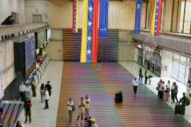 Hành khách tại một sân bay ở Venezuela. (Nguồn: AP)