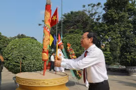Ông Nguyễn Văn Nên, Bí thư Thành ủy Thành phố Hồ Chí Minh dâng hương tưởng niệm các Anh hùng liệt sỹ tại Nghĩa trang Thành phố Hồ Chí Minh (Lạc Cảnh), thành phố Thủ Đức. (Ảnh: Thanh Vũ/TTXVN)