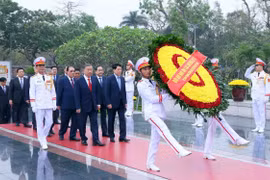 Đoàn đại biểu lãnh đạo, nguyên lãnh đạo Đảng, Nhà nước do Tổng Bí thư Tô Lâm dẫn đầu đến đặt vòng hoa tưởng niệm các Anh hùng liệt sỹ. (Ảnh: Phạm Kiên/TTXVN)